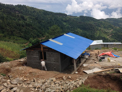 Das Dach wird mit Wellblech gedeckt