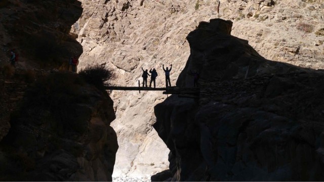 Durch-eine-enge-Schlucht-nach-Phu