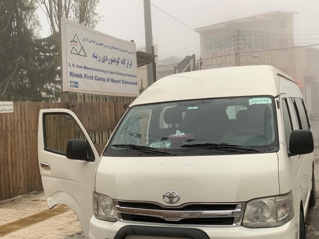 Am-Gipfel-des-Damavand