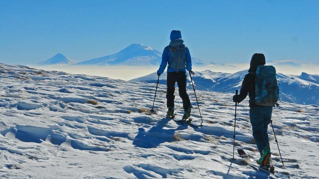 Bald-startet-unsere-Skitour-in-Armenien