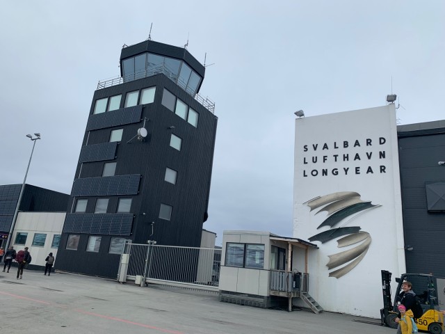 Einschiffung-im-Hafen-von-Longyearbyen