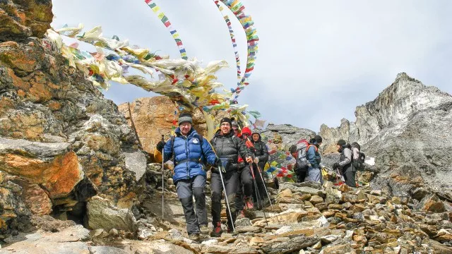 Wanderer am Renjo-La, Abstieg nach Gokyo.
