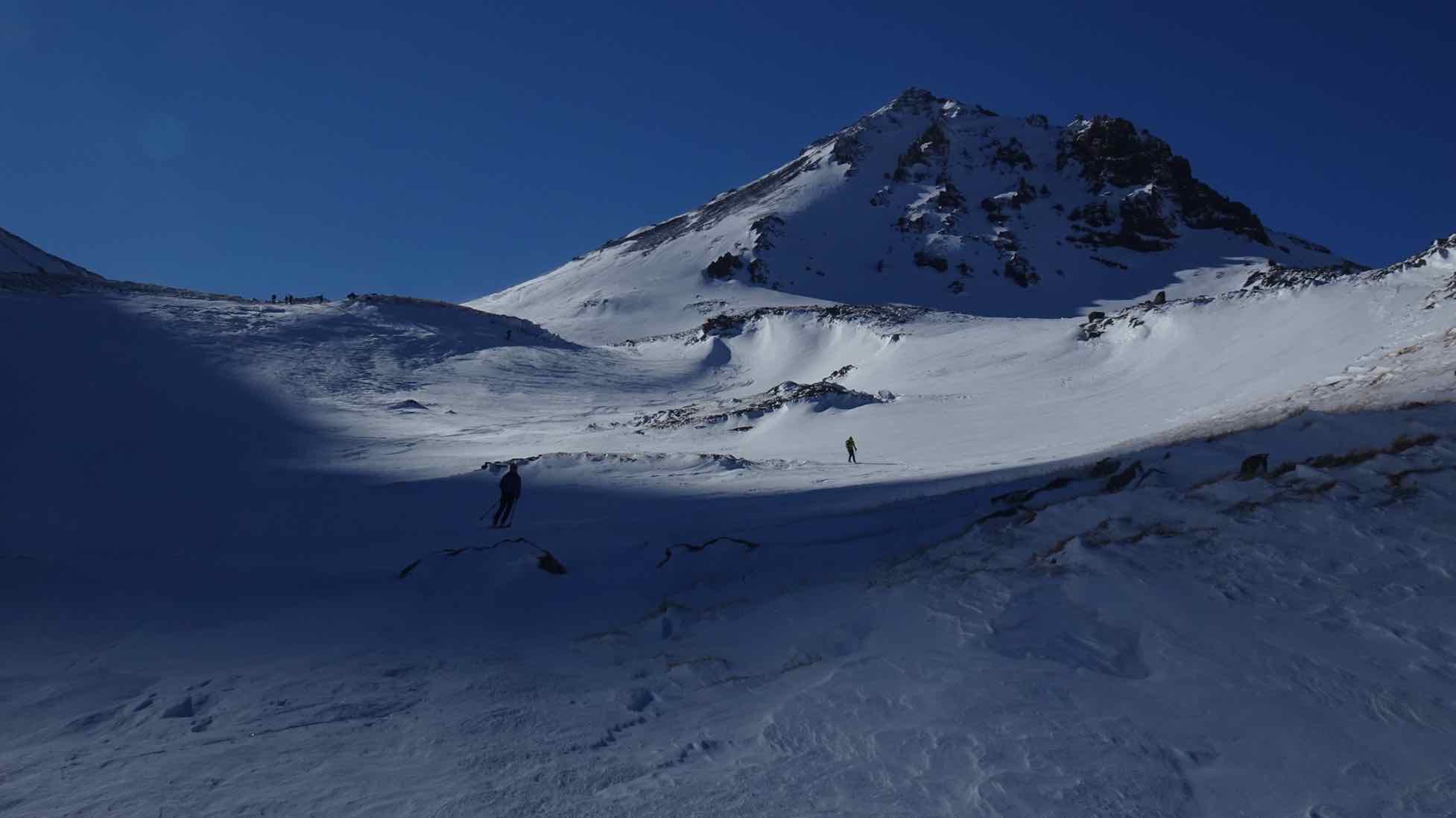 Blick zur&uuml;ck auf den Nordgipfel des Aragats
