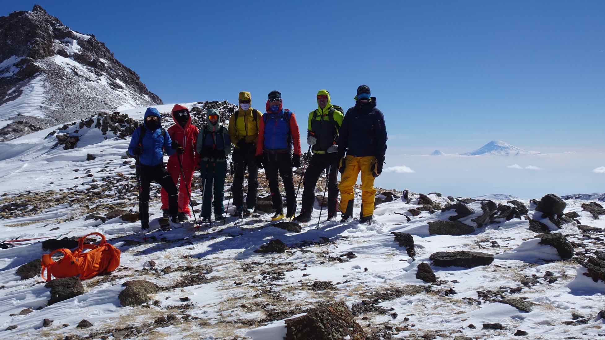 Sattel des Aragats mit Ararat im Hintergrund