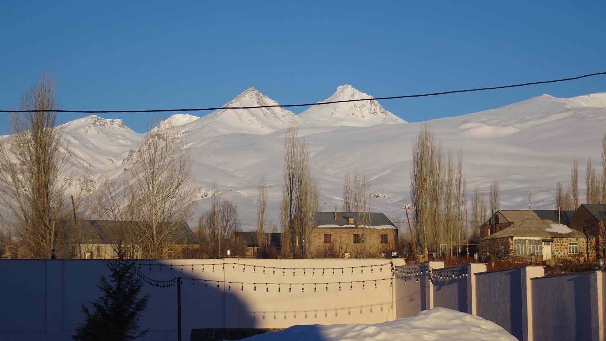 Aragats im Sonnenaufgang