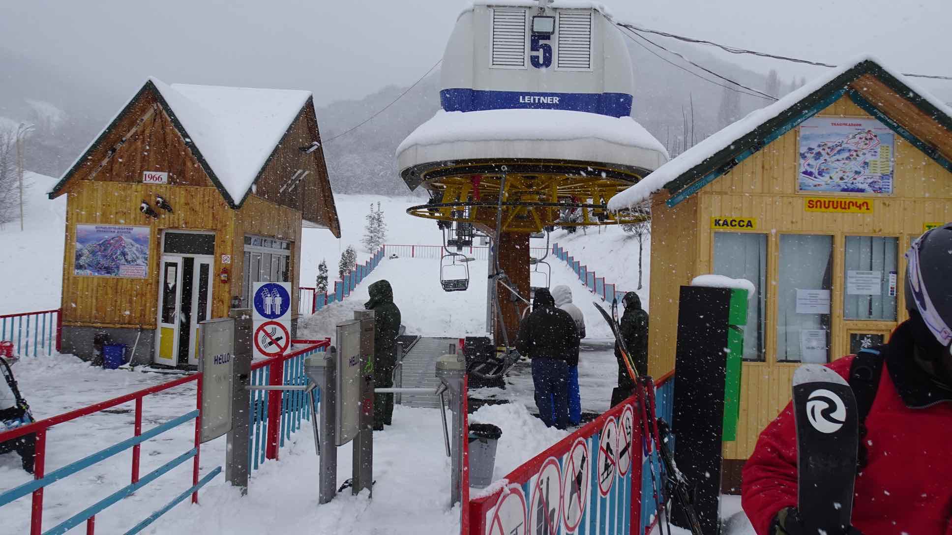 Am Skilift in Teghenis in Armenien