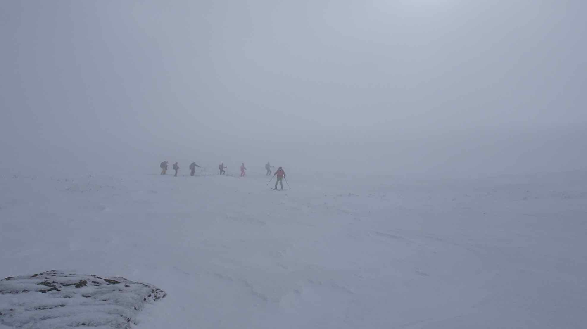 Abfahrt vom. Tukhmanuk im Nebel