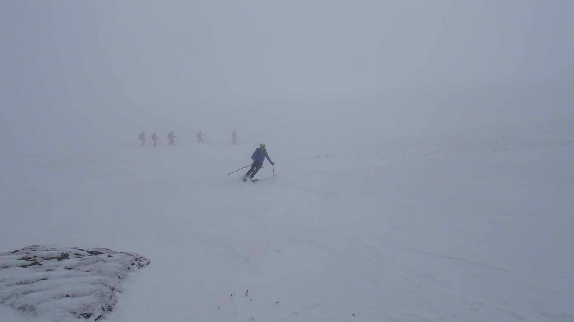 Abfahrt bei schlechter Sicht am Tukhmanuk