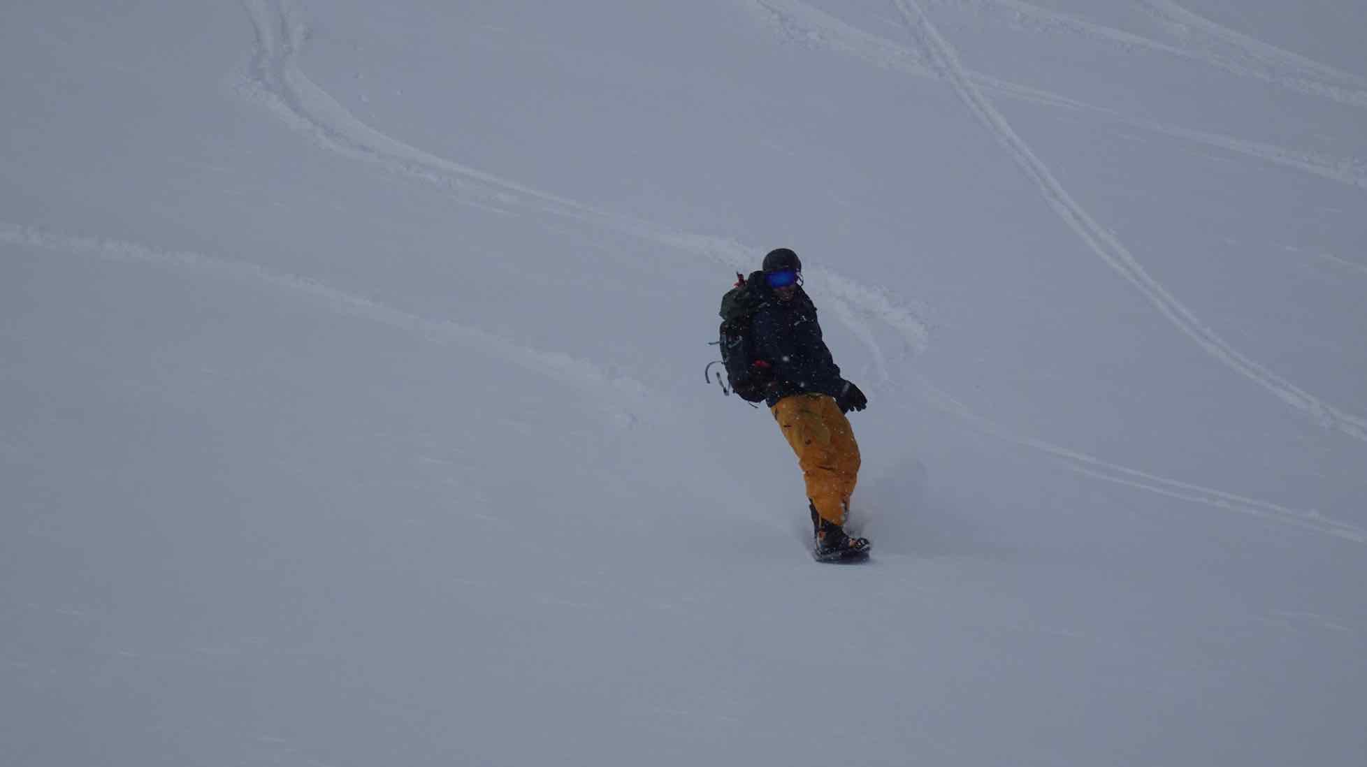 Abfahrt vom Teksar in Armenien, mit Snowboard