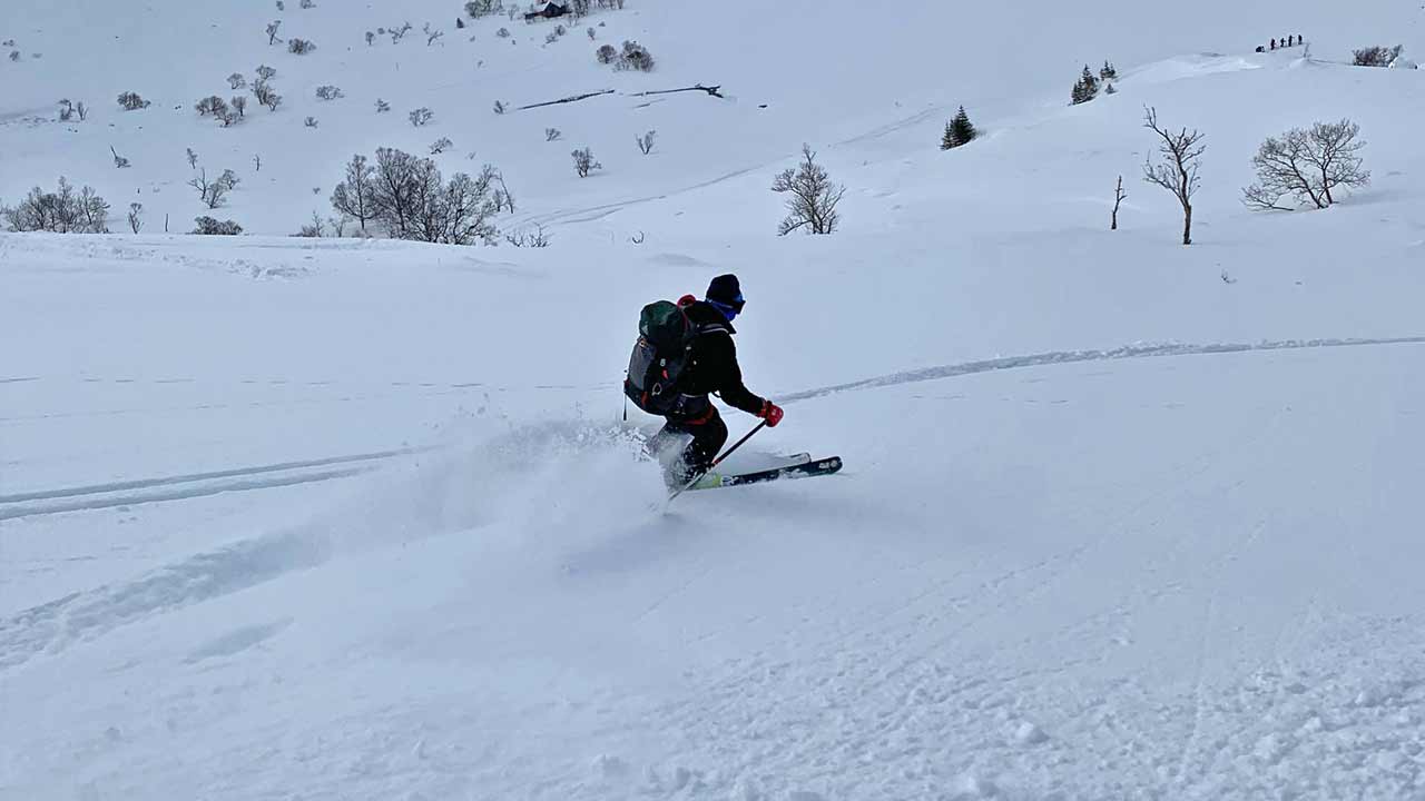 Abfahrt im norwegischen Pulverschnee