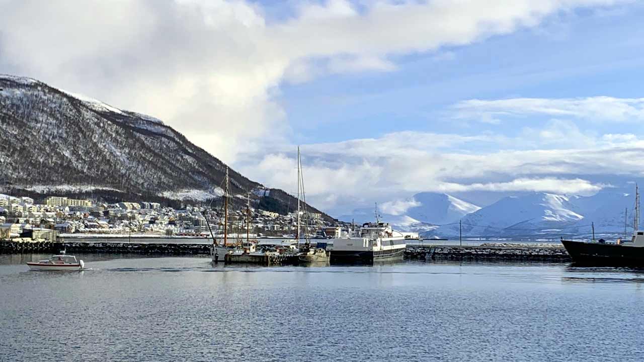 Hafen von Torms&oslash; mit Sicht auf die frisch verschneiten Berge