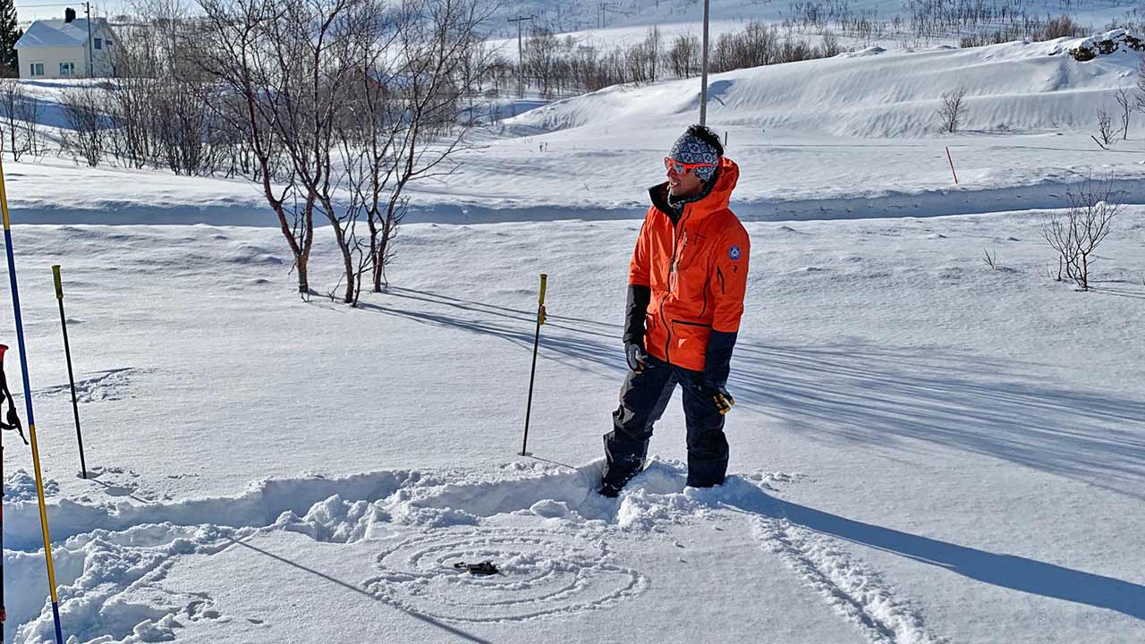 Einweisung in die LVS-Suche von unserem Bergf&uuml;hrer